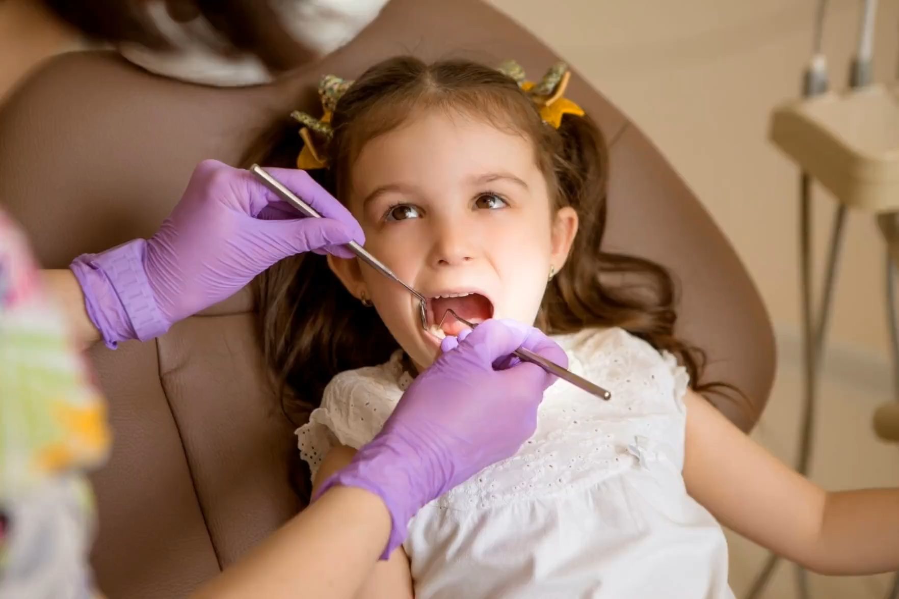 Dziewczynka na fotelu dentystycznym podczas badania